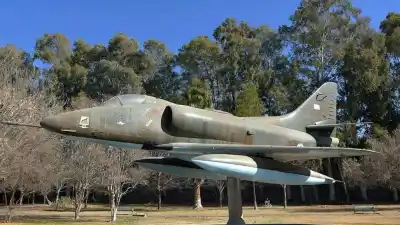 El avión de Malvinas que quieren clavar frente al Correntoso ya tiene plano: el pedido que salió a la calle
