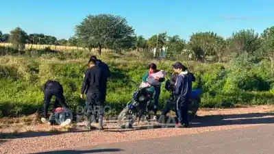 Un perro en la calzada desencadenó un derrape cinematográfico: el motociclista terminó en la banquina con heridas