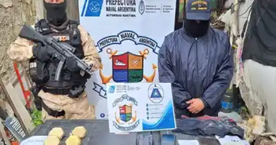 Allanaron dos casas por un desaparecido y en un baño en desuso apareció algo que nadie esperaba