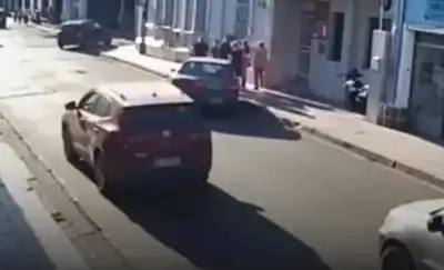 Salta: un auto se subió a la vereda en pleno centro y hay dos mujeres internadas
