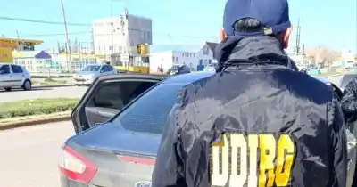 Patrullaban la Avenida Perón y un Mondeo Titanium les encendió todas las alarmas