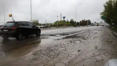 El pozo que la lluvia tapó en la Ruta 7 y que nadie señalizó
