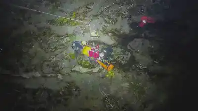 Salió a arrear animales, se perdió en el cerro y los bomberos tuvieron que bajarlo en camilla