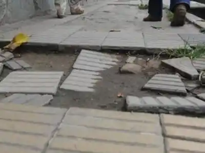 Tropezó con una baldosa que faltaba en una vereda y la Justicia le dio la razón: Secheep deberá pagar