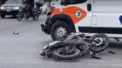 Chocó con una ambulancia con sirena encendida en la rotonda: el test que le hicieron al conductor