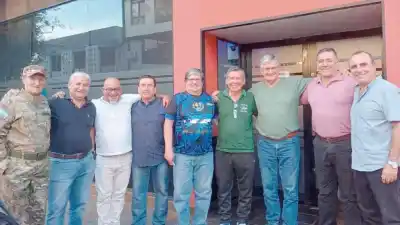 Ocho veteranos de Malvinas vuelven a las islas después de 44 años: el viaje que esperaron toda una vida