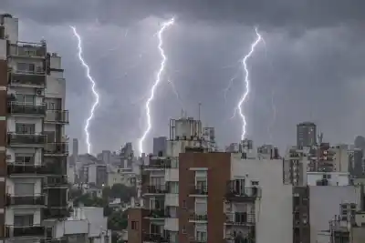 El frente que llega trae sudestada, ráfagas de 70 km/h y hasta 80 mm: las zonas que quedarán bajo el agua