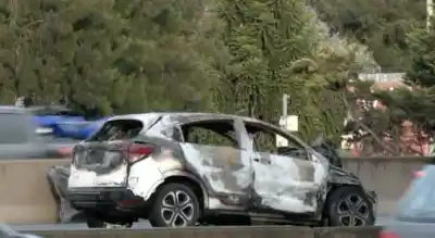 Panamericana: dos autos chocaron y uno terminó envuelto en llamas