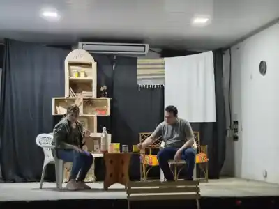 Sube el telón en el Atelier: la obra que revive los años dorados de la ciudad
