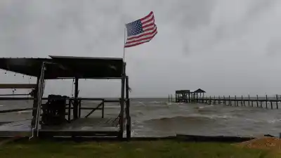 El huracán Isaías tocó tierra y ya hay más de 700.000 usuarios sin luz: la medida que firmó Trump