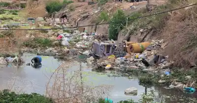 Tiran basura en los canales de Mendoza y ahora la multa duele en el bolsillo