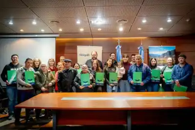 27 familias de Centenario esperaban desde hace 25 años: qué firmaron ahora
