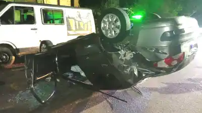 Manejaba por la Martín Fierro, chocó contra una Trafic estacionada y el auto terminó de costado