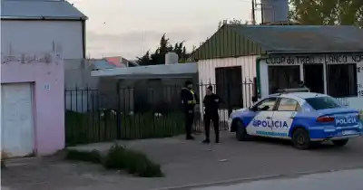 Perdió su sueldo en el casino, discutió con su pareja y terminó en un techo del barrio Güemes