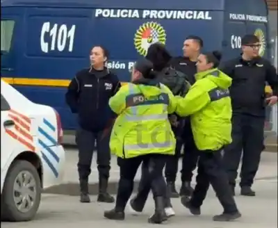 Fue a reclamarle plata a su ex en Chacra 2 y terminó detenida: el puesto de comida quedó en el medio