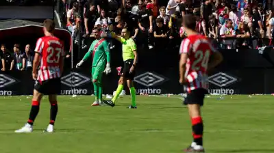 El regreso del Rayo a Vallecas duró 13 minutos: la protesta que vació la cancha