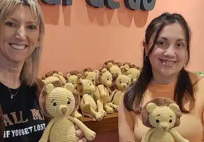 Adriana teje leoncitos para los chicos del Pediátrico: ya tiene 73 y le faltan 77