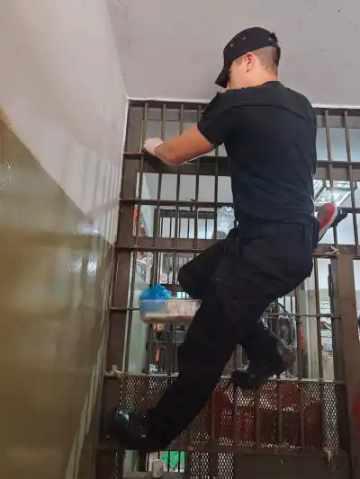 Perforaron la pared de la celda con un cabo de escoba: lo que encontró la inspección en El Soberbio