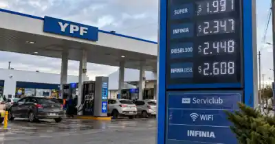 Cargar el tanque en Río Gallegos ahora tiene un piso y un techo: la diferencia entre un auto y una camioneta