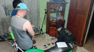 Publicó un video con un arma, allanaron su casa en Campo Viera y se toparon con otra cosa
