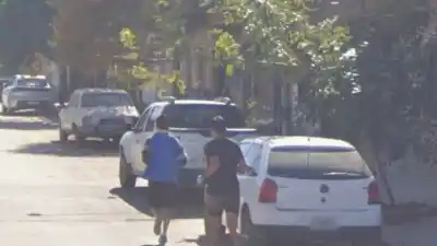 Perico: le arrojó agua caliente a un joven en la vereda y todo terminó en una pelea de insultos