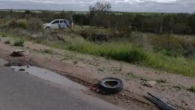 Viajaba con su hija y una bebé de un año: el auto terminó dado vuelta en la Ruta 22