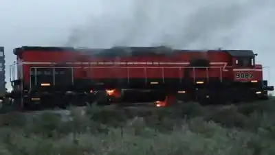 Una locomotora se incendió en plena marcha y el fuego llegó hasta el depósito de combustible