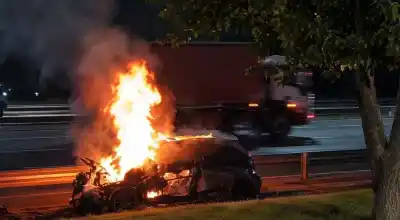 Se quedó dormido al volante en Acceso Sur: el auto ardió y lo sacaron a las apuradas