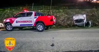 Volcó en la Ruta 40 y los bomberos hicieron algo clave antes de que llegara la grúa