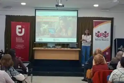 El taller de la UNSE que enseña a los adultos mayores a usar la IA: la consigna que sorprende