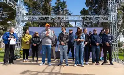 137 vehículos partieron de Rawson en la Caravana del Recuerdo y el destino final es un lugar con 126 años de historia