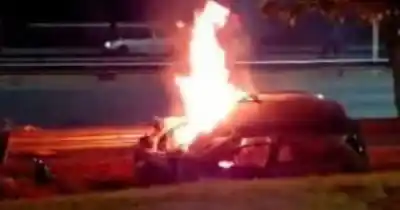 Iba por el Acceso Sur, se quedó dormido y el auto terminó envuelto en llamas
