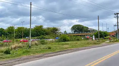 Iba a cruzar el puente en obras y terminó contra dos colectivos: el caos en la Ruta 66