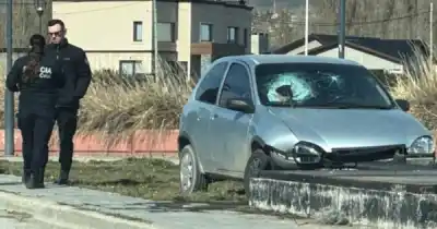 Le prestaron el auto, chocó en la costanera de El Calafate y terminó internado