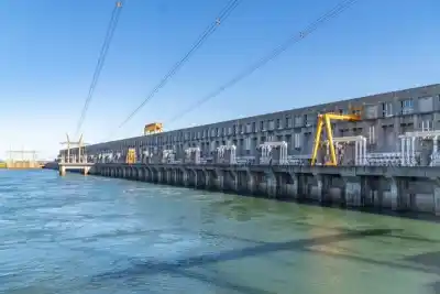 El río Paraná viene crecido: la EBY ya abrió compuertas en Aña Cuá y hay un puerto al borde de la alerta