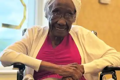 Cumplió 116 años y su familia armó una fiesta con un detalle clave: las remeras azules con el número 116