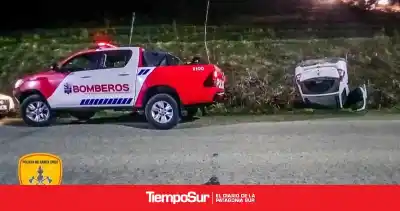 Volcó un auto en la Ruta 40 y el conductor terminó en el hospital: qué revisaron los bomberos