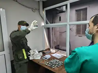 Viajaban en un "tour de compras" con 259 cápsulas de cocaína adentro: los esperaban en un control clave