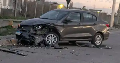 Dos autos chocaron en una rotonda de Río Gallegos: una mujer terminó en el Hospital Regional