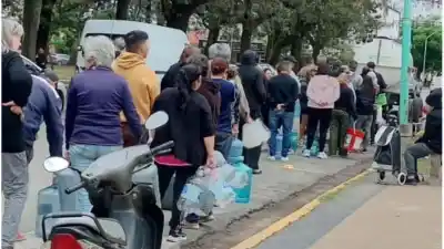Santo Tomé lleva 24 horas sin agua: los cinco lugares donde los vecinos la están juntando