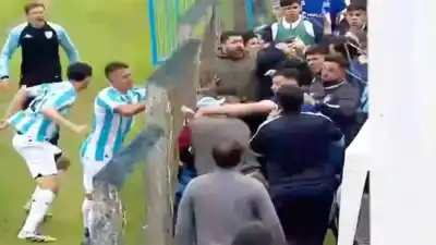 Batalla campal en la Reserva: el árbitro apuntó contra los Acosta y hay seis futbolistas complicados
