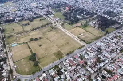Carteles misteriosos aparecieron en una avenida clave: lo que planean hacer con un predio abandonado de 19 hectáreas