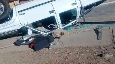Humahuaca: una camioneta quedó con las ruedas para arriba en el acceso sur y ahora revisan por qué