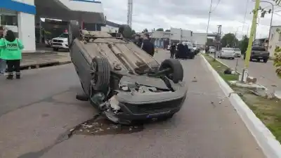 Manejaba con 1,86 de alcohol, despistó y volcó en una esquina de Corrientes