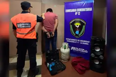 Volvió a su casa de La Banda, vio a un desconocido adentro y lo que escondía entre los yuyos terminó de complicarlo