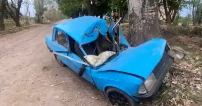 Manejaba borracho en Junín, se estrelló contra un árbol y los bomberos tuvieron que sacarlo del auto