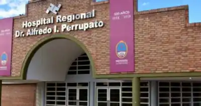Un joven de 18 años chocó su moto contra una pared en Santa Rosa y pelea por su vida