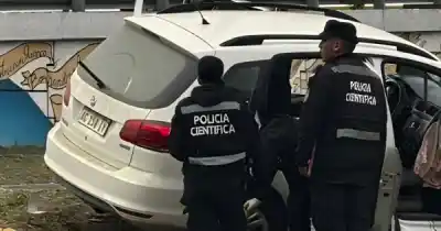 Impactó contra un poste en avenida Paraguay: seis ocupantes en el auto y dos terminaron en código rojo