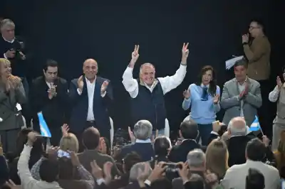El hombre que siempre ríe volvió a moverse: ¿Qué busca realmente en las sombras de la política tucumana?