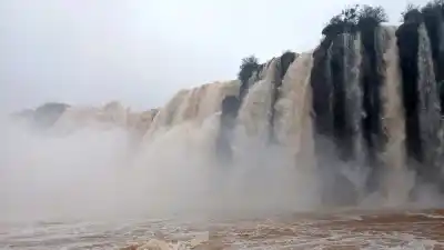 El río Iguazú se llevó todo: cerraron los circuitos más famosos de las Cataratas